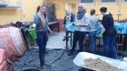 Auszubildende der Florist-Mittelstufe stellen Gefäße aus Beton her